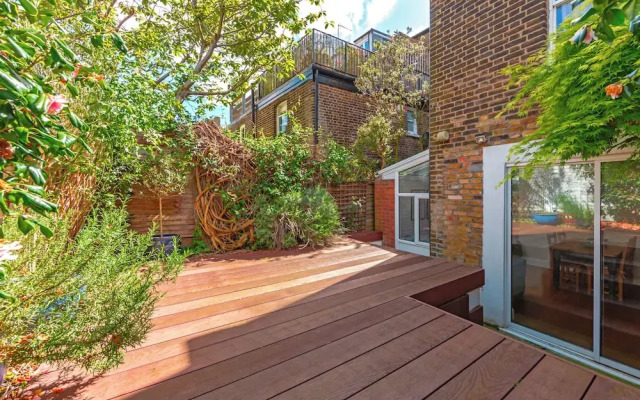 Charming Hampstead Retreat with Patio
