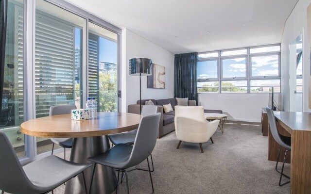 2bed Apartment! Modern Home for 4 at Chatswood