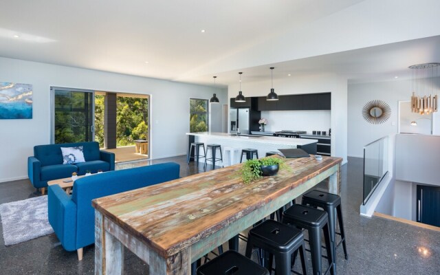 Bell Bird Ridge Holiday Home - Ocean & Valley Views
