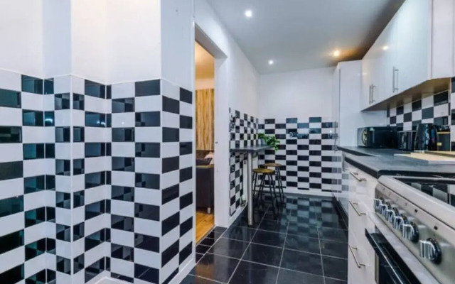 Spacious 4-Bed House Manchester