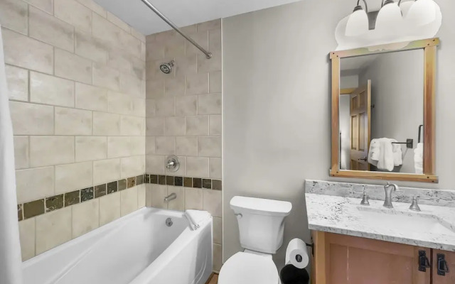 Amazing Condo Center Village Unit, Short Walk to American Eagle - PP310 by RedAwning