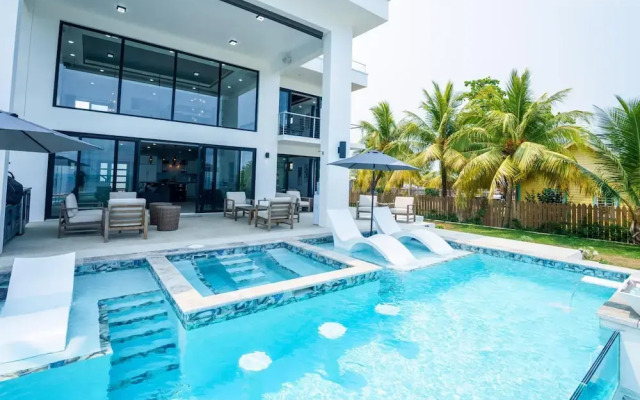 Spacious 4-bed Villa in Placencia Village w Pool