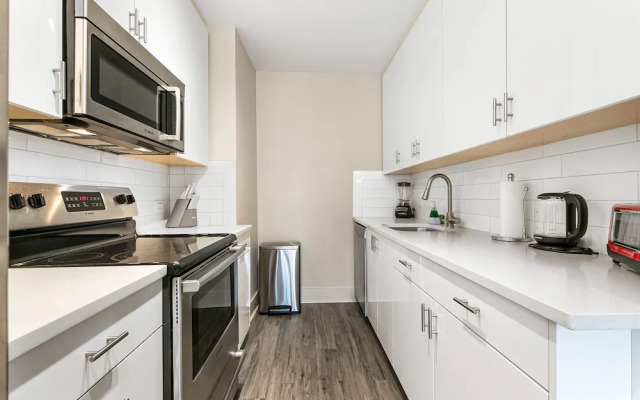 Elegant Studio Near French Quarter