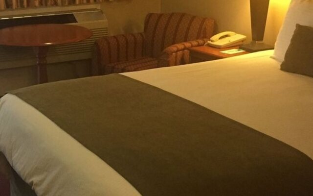 Riverland Inn & Suites