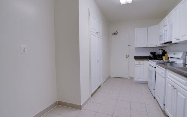 Sensational & Modern apt in Crystal City