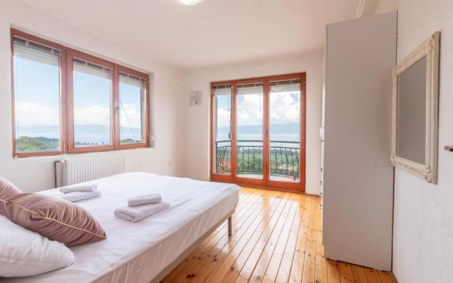 Casa Farmak - 4 Bedroom Lux Apartment with Infinity Pool & Lake View — фото 2