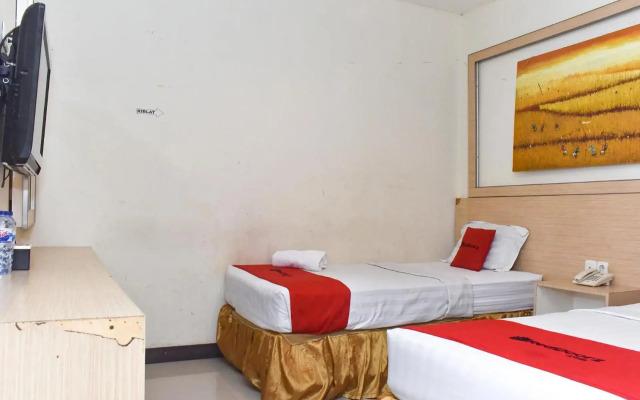 RedDoorz Plus near Sultan Hasanuddin Airport
