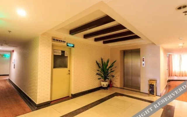 Guangfei Movie Theme Hotel (Yangjiang Baili Square Mojiang Road)