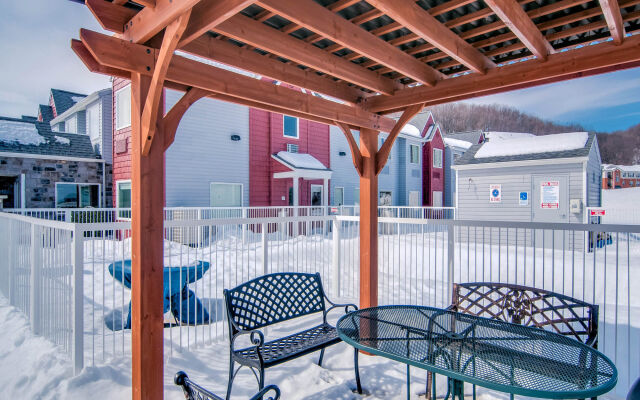 Clarion Pointe Staunton East