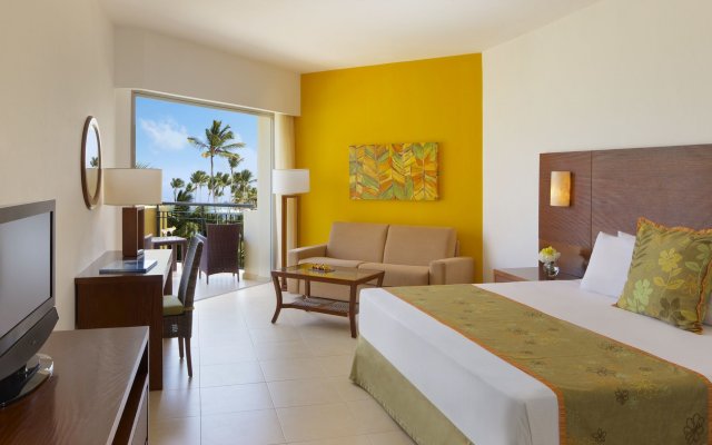 Now Larimar - Preferred Club Deluxe Pool/piscina View