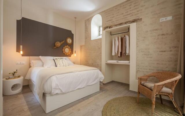 Tomás de Ibarra Pool & Luxury Apartments