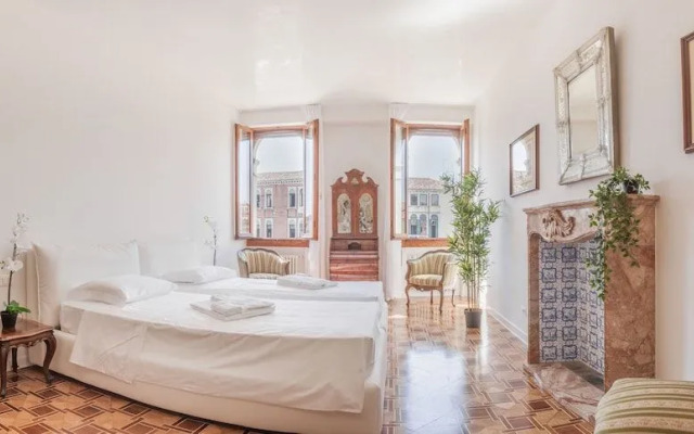 Luxury Apartment On Grand Canal