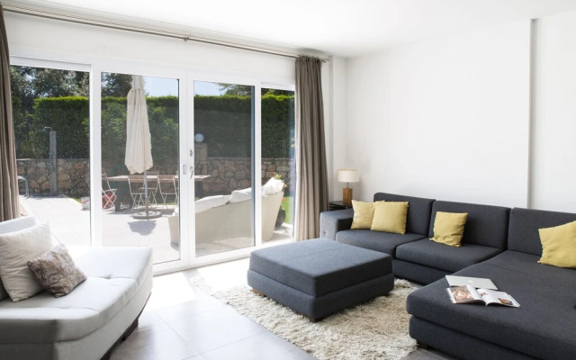 Important Group Villa Olivia