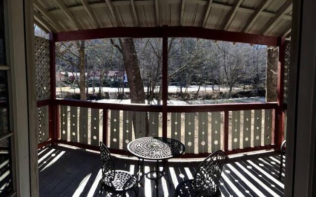 Riverbend Motel & Cabins