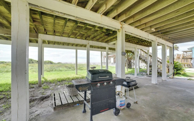 Beachfront Home w/ Pool Access in Galveston!