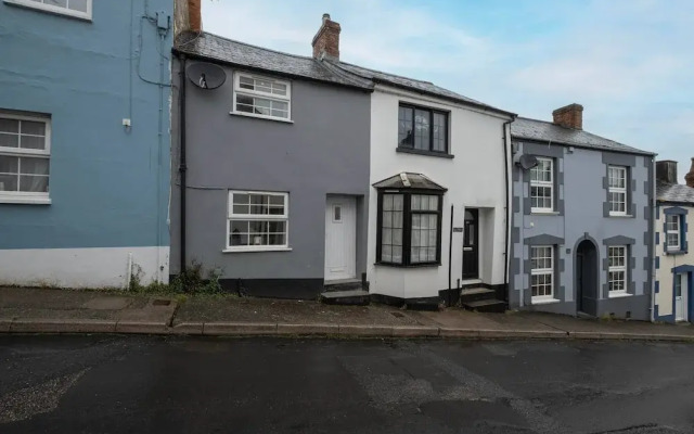Newly Refurbished 2 Bed Hse Town Centre