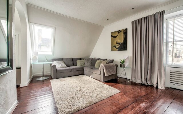 Modern 2BR Home on the Royal Mile!