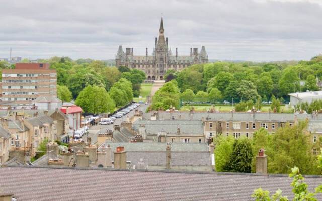 2 Bedroom Flat In Comely Bank