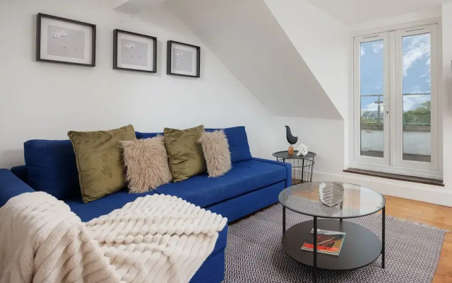 Modern 3 Bed Apartment - Parking