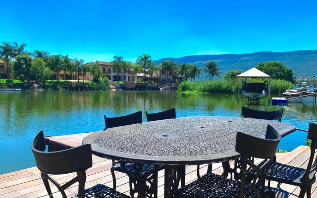 Westlake Waterfront Villa - Entire Villa