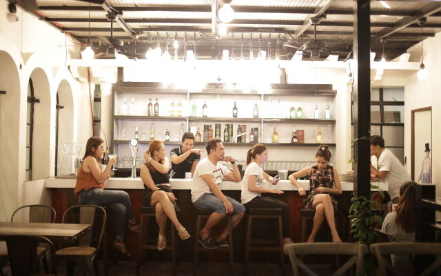 Tambayan Capsule Hostel & Bar