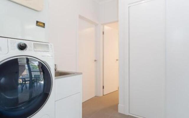 5 Bent Street - huge house with Foxtel & Aircon