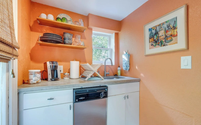 4 Mi to Dtwn: Pet-friendly Austin Studio