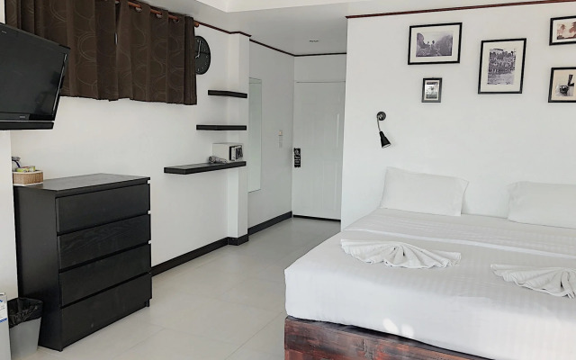 The Reef Hotel & Studios