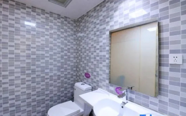 Huhua Hotel (Jiaotong University Jiangchuan Road Metro Station)