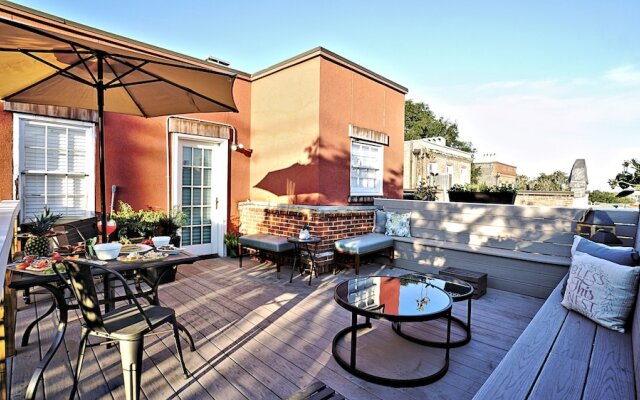 Sprawling Penthouse with Rooftop Deck Blocks from the River