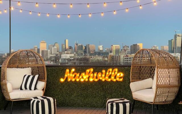 Mega Home 24 Beds and Karaoke