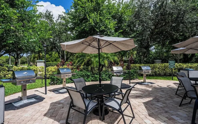 Catina Vacation Rental: Bright 2-BR Condo with Lake Views. Located in Lely Resort with Pool, Hot Tub, and Golf Access. Ideal for Golfers and Beachgoers, Minutes from Naples and Marco Island