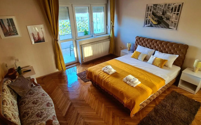 Windows City Apartment