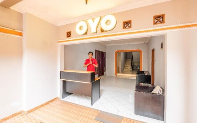 OYO 1398 Kawaluyaan Near RS AMC