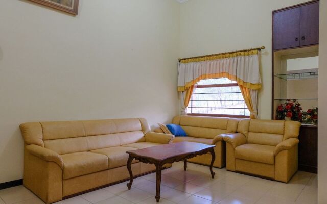 SPOT ON 1767 Villa Anggur Panderman