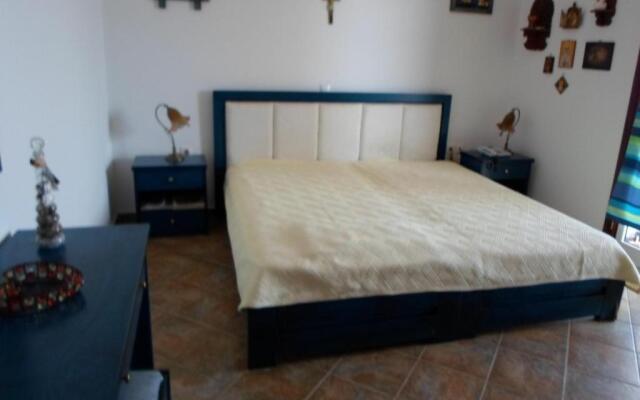 LALAROUS Studios & Apartments