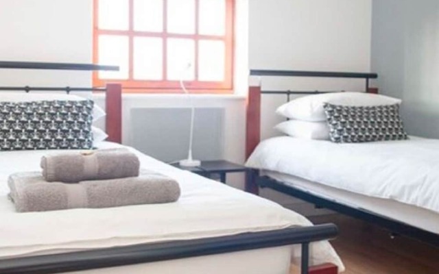 Cosy Holiday Home in Gloucester Near Robinswood Park