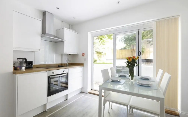 Modern Contemporary 2 Bed With Garden