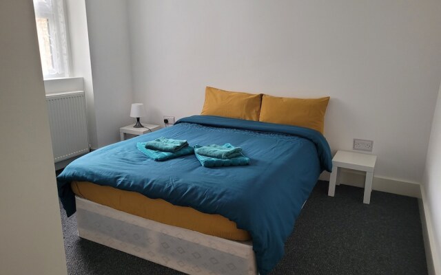 Lovely 2-bed Fully Refurbished House in London