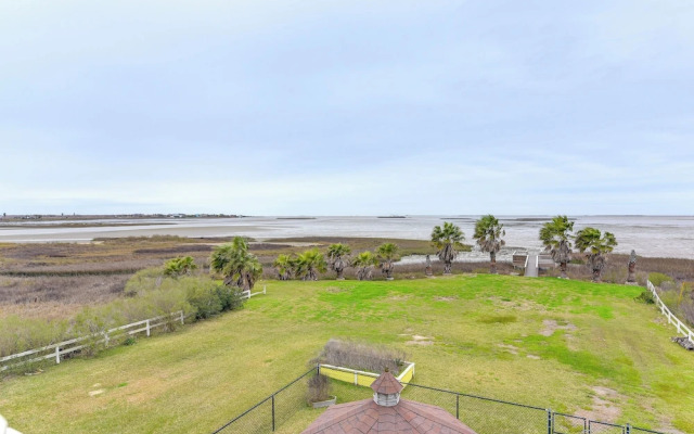 Walk to Beach: Bayfront Gilchrist Getaway!