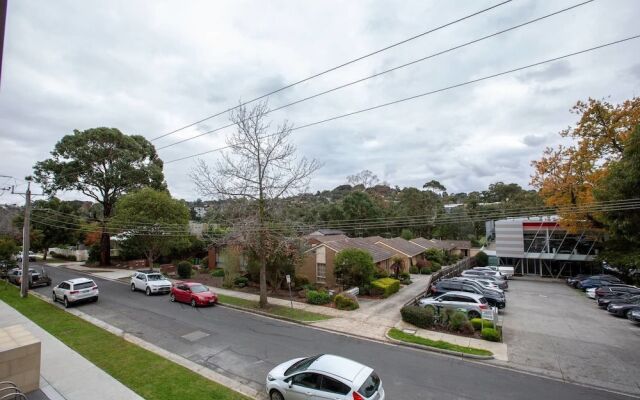 Trendy 2 Bedroom in Ringwood/Eastland with Parking