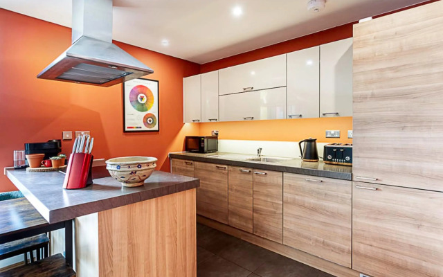 Vibrant and Modern Apartment With Canal Views