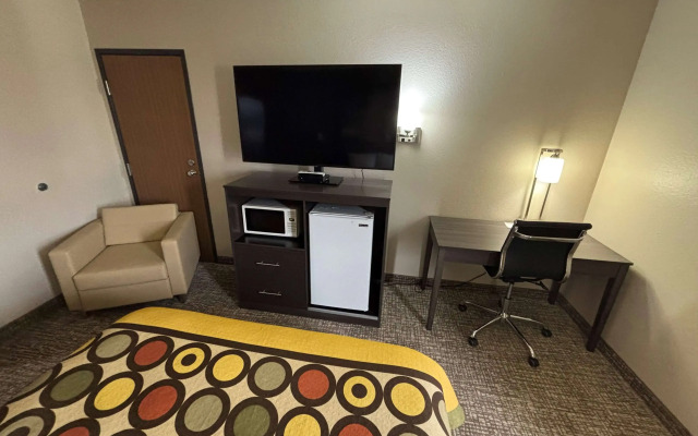 Super 8 by Wyndham Marshall