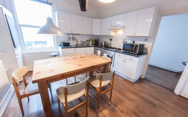 Spacious 2 Bedroom Flat in Queens Park - Sleeps 6