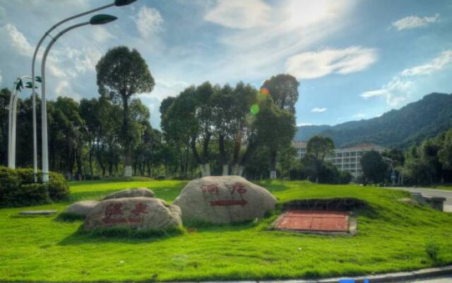 Xihai Hot Spring Holiday Hotel