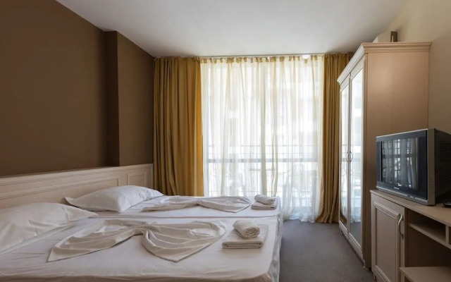 Quiet Studio with Kitchen & Balcony