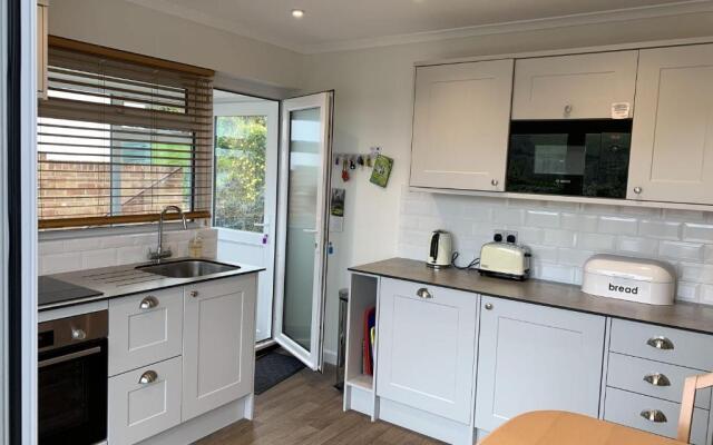 15 Churchfields - Bungalow with Estuary Views and Parking