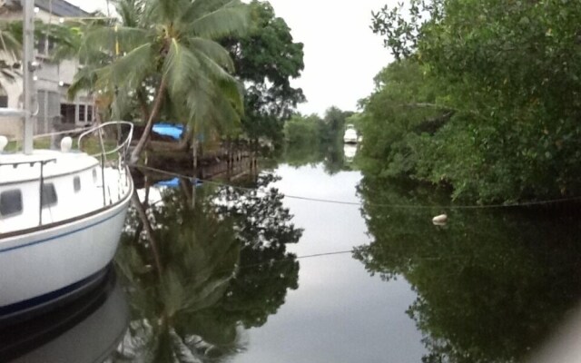 Bamboleo Inn Belize