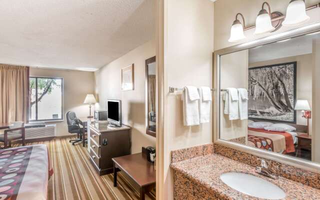 Super 8 by Wyndham Salina I-70