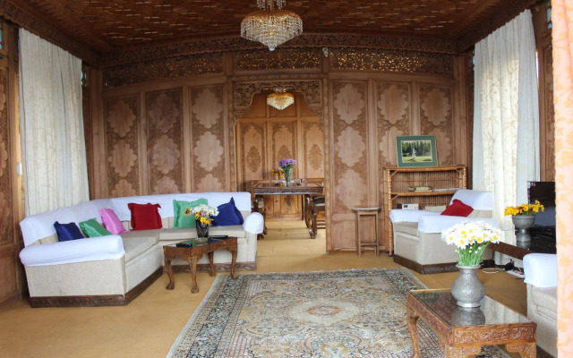 Wangnoo Houseboats